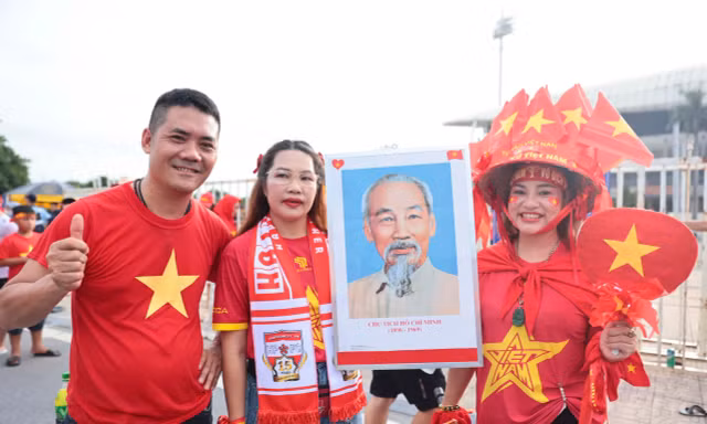 TRỰC TIẾP: Cổ động viên dồn về sân Mỹ Đình trước đại chiến Việt Nam vs Thái Lan 