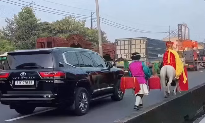 Xác minh clip 'thầy trò Đường Tăng' cưỡi ngựa trên làn ô tô ở TP.HCM