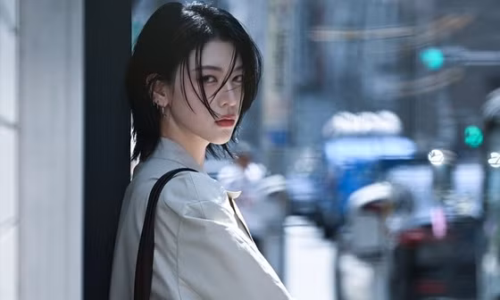 Sự kết hợp tối giản giữa đen và trắng của Ayaka Miyoshi