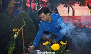 Gần 1.800 thanh niên thắp nến tri ân tại Nghĩa trang Mai Dịch