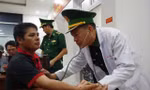 Bộ đội Biên phòng thăm khám sức khoẻ cho các thuyền viên trên 2 tàu cá gặp nạn