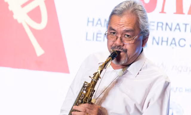Đi bộ quanh Hồ Gươm sẽ gặp ban nhạc Jazz
