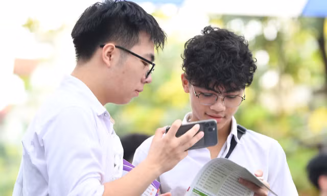 Kỳ thi tốt nghiệp THPT 2 trong 1 'thất sủng', có nên níu kéo?