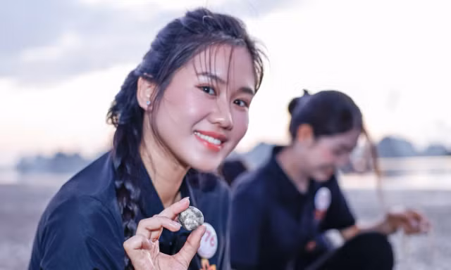 Đi chân đất cào ngao, dọn rác từ 5h sáng ở biển Vân Đồn với 53 cô gái