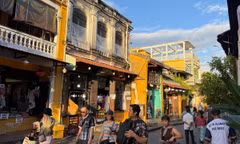 Du khách tham quan phố cổ Hội An trên đường Trần Phú.