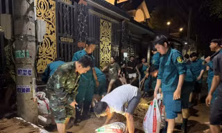 Bộ đội, dân quân thức trắng đêm dọn bùn đất, giúp dân ứng phó mưa ngập ở Đồng Nai