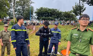 Mưa lớn cuốn trôi ô tô ở Đồng Nai, đang tìm kiếm người nghi mất tích