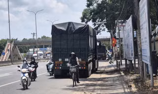 Xe máy nối đuôi chạy ngược chiều trên Quốc lộ 51, bất chấp nguy hiểm