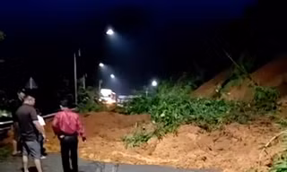 Mưa lớn, đất đá tràn xuống con dốc trên tuyến đường huyết mạch ở Đồng Nai