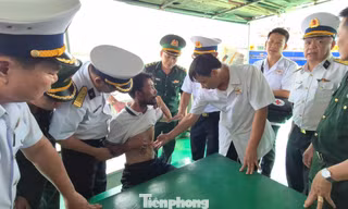 Trôi dạt 4 ngày trên biển, ngư dân sống sót nhờ ôm phao không rời