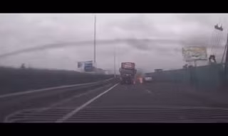 [CLIP] Xe đầu kéo nổ văng lốp rồi bốc cháy trên cao tốc