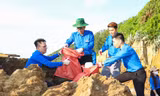 Thanh niên làm sạch bãi biển, trao cờ Tổ quốc cho ngư dân