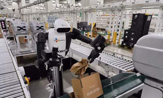 Robot hình người đầu tiên trong ngành logistics