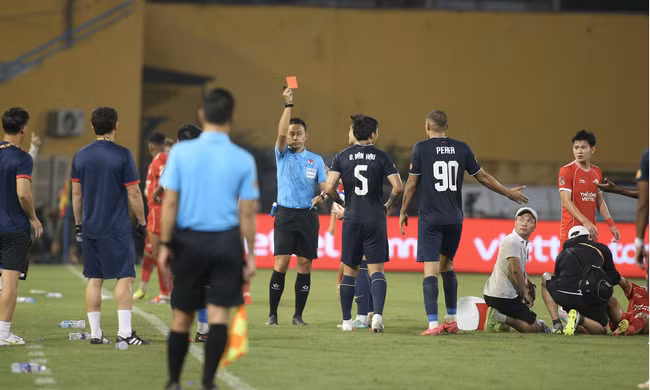 V.League: Từ chiếc thẻ đỏ của Đoàn Văn Hậu...