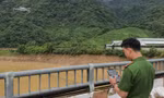 Dùng flycam tìm kiếm nạn nhân đuối nước trên sông Đà
