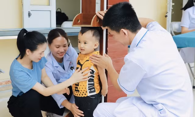 Thanh thiếu nhi và người dân được đo chỉ số cơ thể, tư vấn dinh dưỡng miễn phí