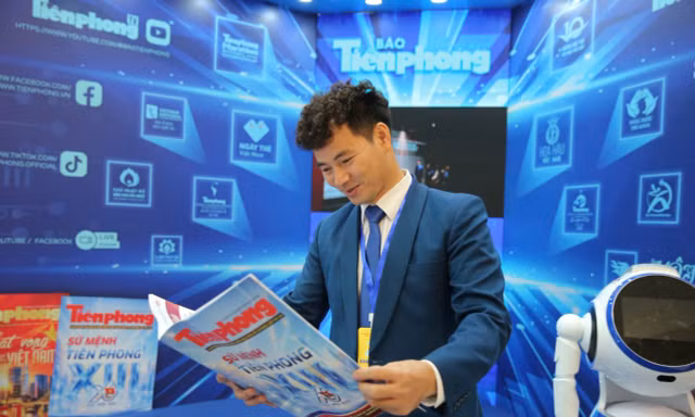 NSND Xuân Bắc, Á hậu Vân Nhi và dàn nghệ sĩ check-in tại gian trưng bày Báo Tiền Phong