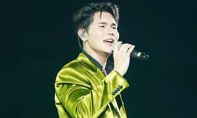 Nam ca sĩ hát mở màn và kết thúc concert Thanh xuân