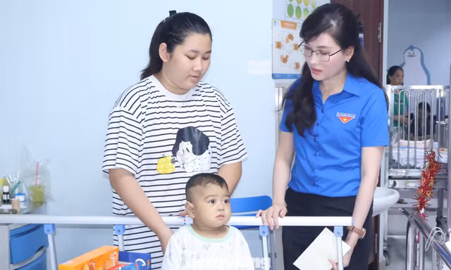 Bí thư Trung ương Đoàn thăm, tặng quà em nhỏ điều trị tại Bệnh viện Nhi Trung ương