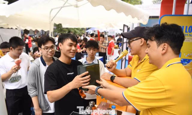 Hàng nghìn người săn quà từ các ngân hàng tại Sóng Festival 2026