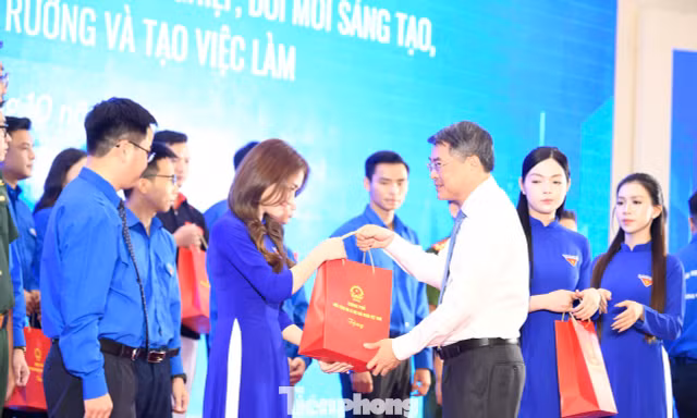 Hòa Minzy, Đen Vâu cùng nhiều gương mặt trẻ nổi bật được Thủ tướng biểu dương