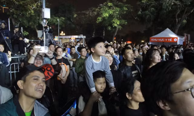 Bùi Công Nam, Lâm Bảo Ngọc khuấy động phố đi bộ Hồ Gươm