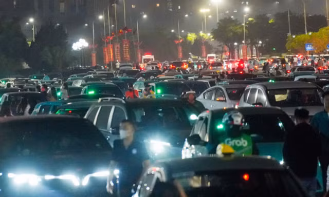 Biển người rời đi, Mỹ Đình tắc nghẽn lúc nửa đêm
