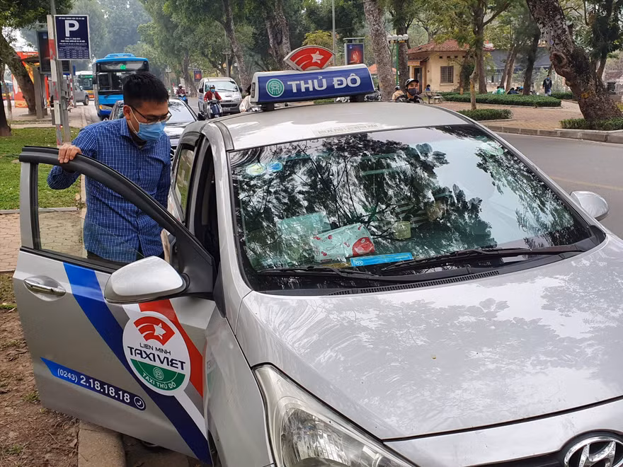 Khách hàng giảm, nhiều tài xế taxi gặp khó về các khoản tiền phải đóng cho hãng xe