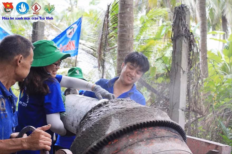 Nguyễn Hải Nhân (bên phải) tham gia xây dựng đường nông thôn tại xã Hoà Ân, huyện Cầu Kè (tỉnh Trà Vinh) trong chiến dịch Mùa hè xanh năm 2019. ẢNH: NVCC
