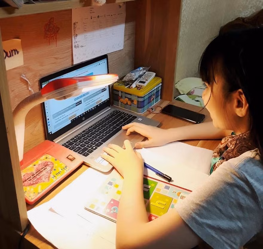 Các trường được chỉ đạo xây dựng kế hoạch dạy học, lựa chọn nội dung cốt lõi, cơ bản, phù hợp dạy trực tuyến. Ảnh: Quỳnh Anh