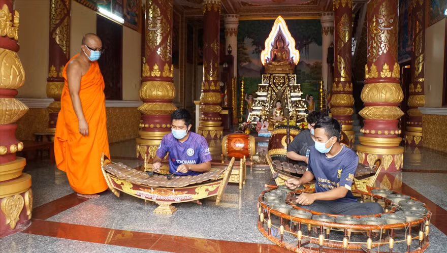 Thượng tọa Lý Hùng, Trụ trì chùa Pitu Khôsa Răngsây hướng dẫn học trò cách chơi nhạc ngũ âm. Ảnh: Hòa Hội