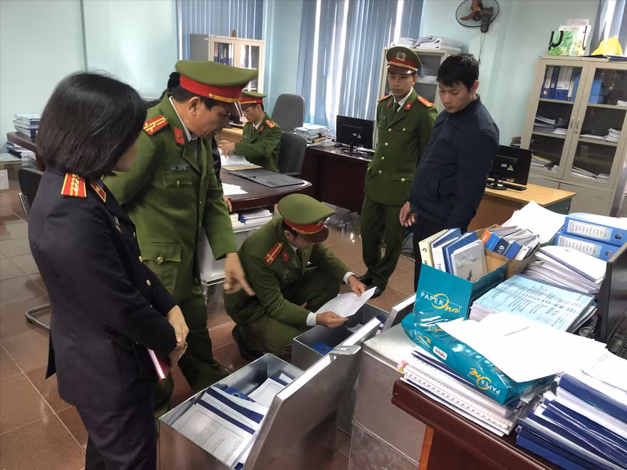 Cơ quan tố tụng đang khám xét, thu thập tài liệu tại trụ sở BQLDA Môi trường và Biến đổi khí hậu TP Đồng Hới phục vụ công tác điều tra 