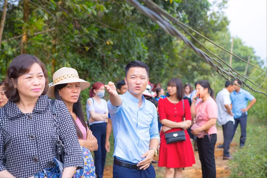 Bùi Đức Tuyển hướng dẫn du khách tham quan trang trại của HTX