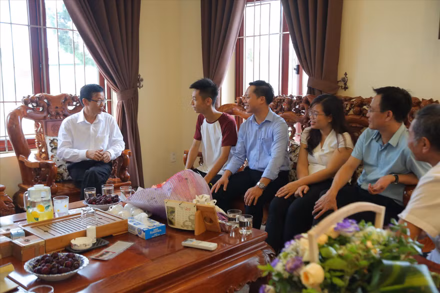 Anh Nguyễn Thuận Hưng trao đổi với GS. Nguyễn Văn Minh, Hiệu trưởng Trường ĐH Sư phạm Hà Nội (bìa trái)Ảnh: Bá Hải