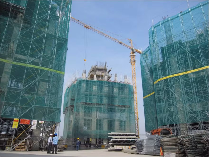 Theo Luật Xây dựng hiện hành, thời gian cấp phép xây dựng còn quá dài, ảnh hưởng xấu đến nhiều công trình xây dựng. Ảnh: PV