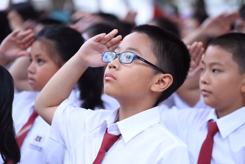 Toàn thể học sinh Vinschool cùng nghiêm trang làm Lễ chào cờ.