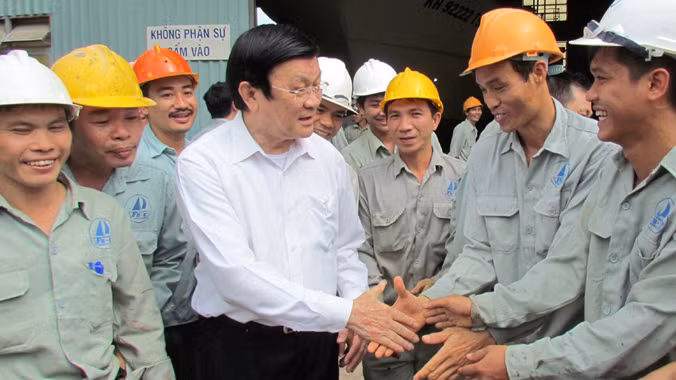 Chủ tịch Trương Tấn Sang vui vẻ bắt tay tạm biệt công nhân xưởng đóng tàu UNINSHIP.