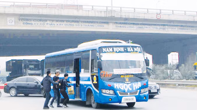 Xe BKS 18N-5408 bắt khách ngay cao tốc Pháp Vân - Cầu Giẽ (Hà Nội) sáng 10/2. Ảnh: Minh Tuấn.