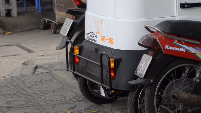 Hiện xe điện Trung Quốc chưa được cấp biển số trên đường phố sài gòn.