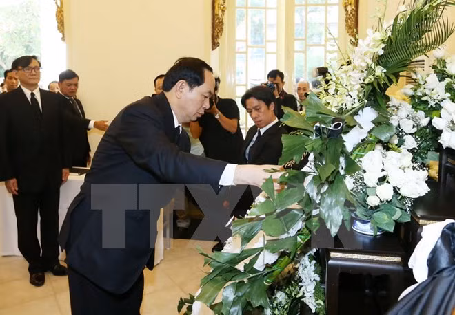 Chủ tịch nước Trần Đại Quang dẫn đầu Đoàn đại biểu Nhà nước, Quốc hội, Chính phủ đến đặt vòng hoa và ký sổ tang viếng Nhà vua Thái Lan Bhumibol Adulyadej. Ảnh TTXVN