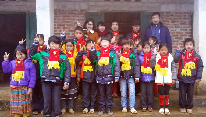 Đại diện CLB Kết nối yêu thương trao quà cho các em tại xã biên giới Phú Lũng (Yên Minh, Hà Giang) trong chương trình Tết ấm biên cương - Vững bước em tới trường.