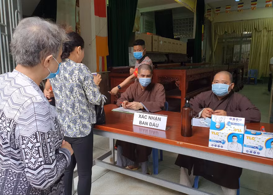Người dân làm thủ tục vào nhận diện tro cốt thất lạc tại chùa Kỳ Quang 2