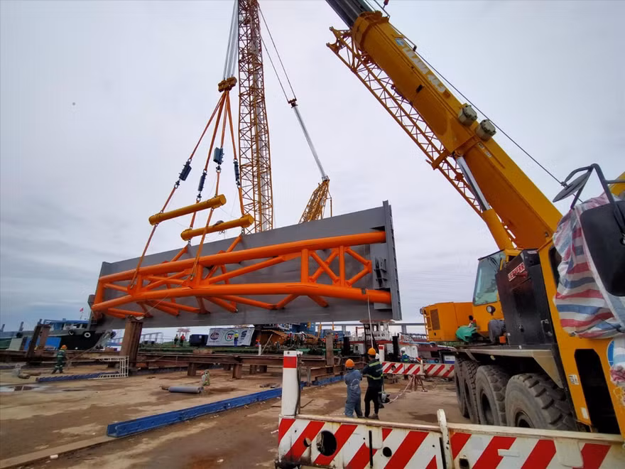 Lắp đặt cửa van cho các cống kiểm soát triều thuộc dự án “Giải quyết ngập do triều có xét đến biến đổi khí hậu - giai đoạn 1” được đầu tư bằng hình thức BT   