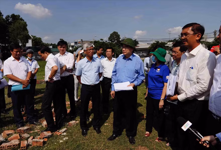 Bí thư Thành ủy TPHCM Nguyễn Thiện Nhân kiểm tra xây dựng trái phép tại huyện Bình Chánh vào sáng 17/5 
