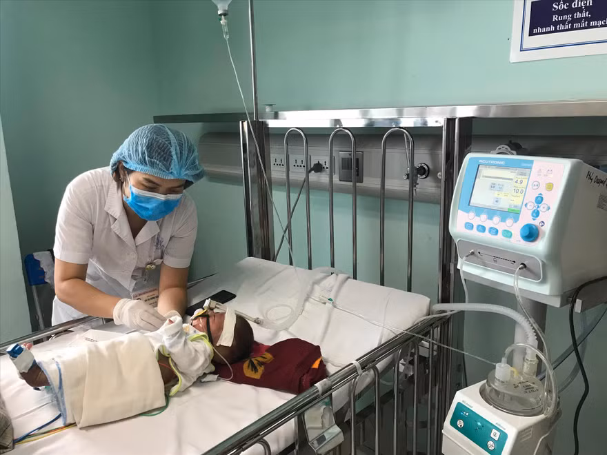 Điều dưỡng chăm sóc bé 3 tháng tuổi nhiễm virus hợp bào hô hấp phải thở oxy. Ảnh: Th. Hà