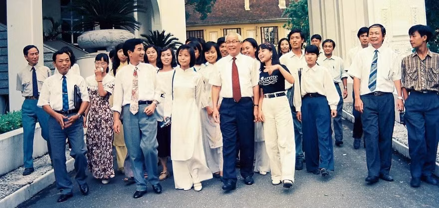 Sinh viên Đại học Kiến trúc, các tác giả Hội bút Hương Đầu Mùa và cán bộ, phóng viên báo SVVN-HHT được Thủ tướng Võ Văn Kiệt gặp mặt năm 1996 (Nhà báo Nguyễn Như Mai ngoài cùng bên trái) ảnh: Tư liệu