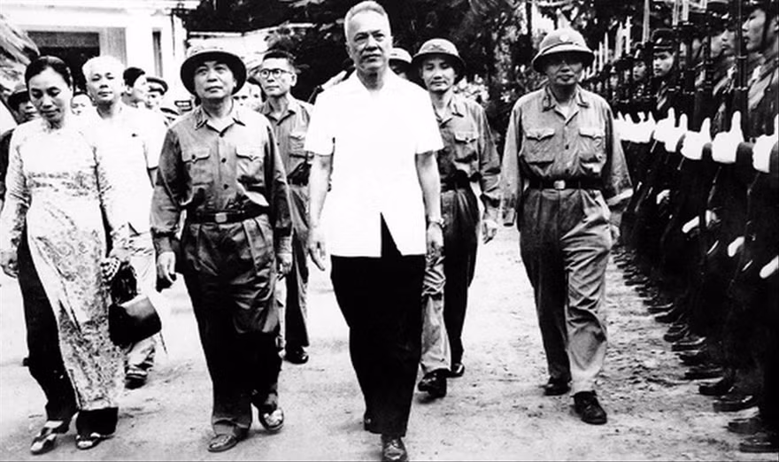 Đại tướng Võ Nguyên Giáp đưa luật sư Nguyễn Hữu Thọ thăm một đơn vị quân đội nhân dân Việt Nam. (Ảnh tư liệu) 