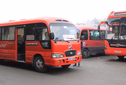 Trước đây, xe khách vào bến phải có sự đồng ý của sở GTVT địa phương, song nội dung này đã được Bộ trưởng Thăng chỉ đạo xóa bỏ sau khi có quy hoạch luồng tuyến vận tải. Ảnh: minh họa-Vnexpress