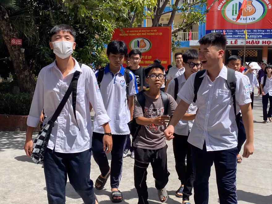 Học sinh tham dự kỳ thi tuyển sinh vào lớp 10 Hà Nội năm học 2019-2020 Ảnh: Quỳnh Anh 