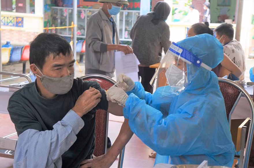 Tiêm vắc xin phòng COVID-19 cho người dân Ảnh: Tuấn Dũng 